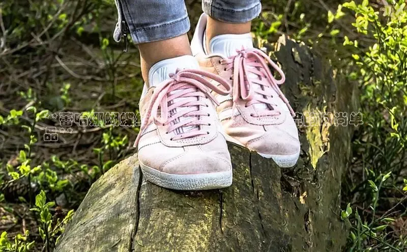 意昂3入口登录58同城**蕾哈娜蝴蝶结运动鞋：引领时尚潮流的时尚单
品**