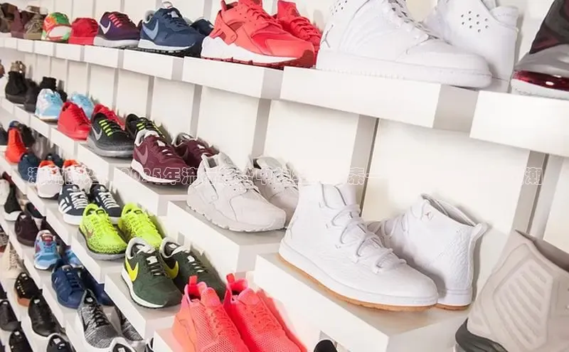 潮流前沿：2025年流行趋势中的经典元素——5公分运动鞋热潮
